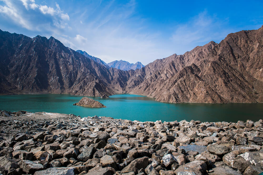 Bergsee in der Enklave Hatta, einem beliebten Ausflugsziel ab Dubai.