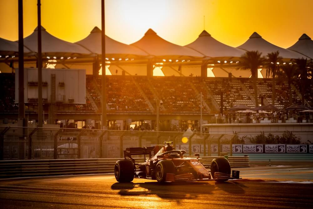 Rennwagen im Yas Marina Circuit in Abu Dhabi in der Dämmerung.