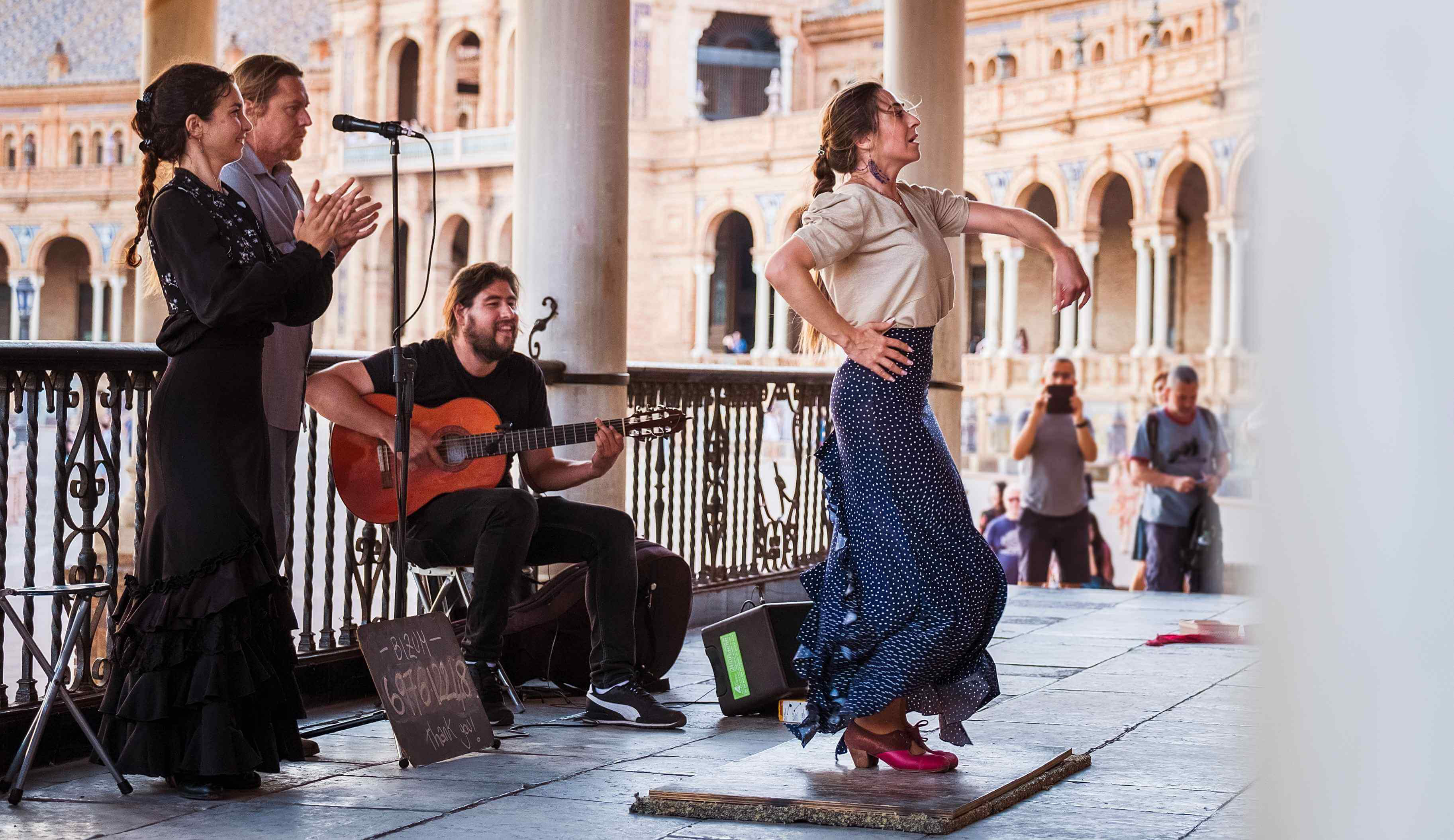 Flamenco in Spanien: Gitarrist, Sängerin und Tänzerin auf der Plaza España von Sevilla.