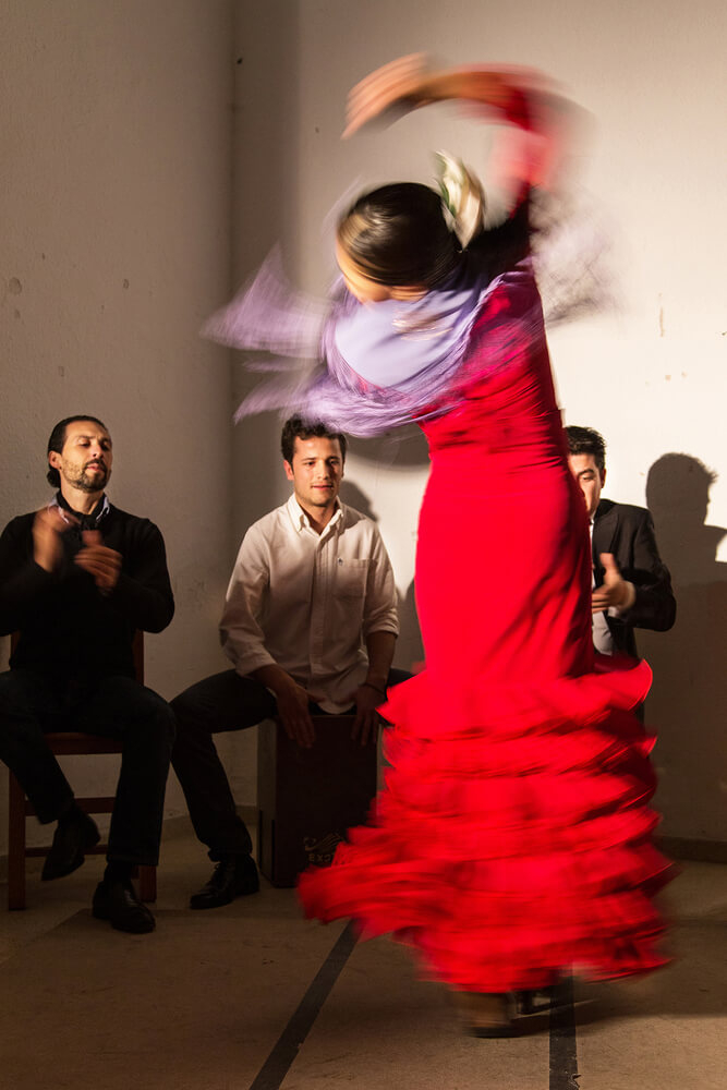 Flamenco in Spanien: Tänzerin mit Cajonero und Palmeros.