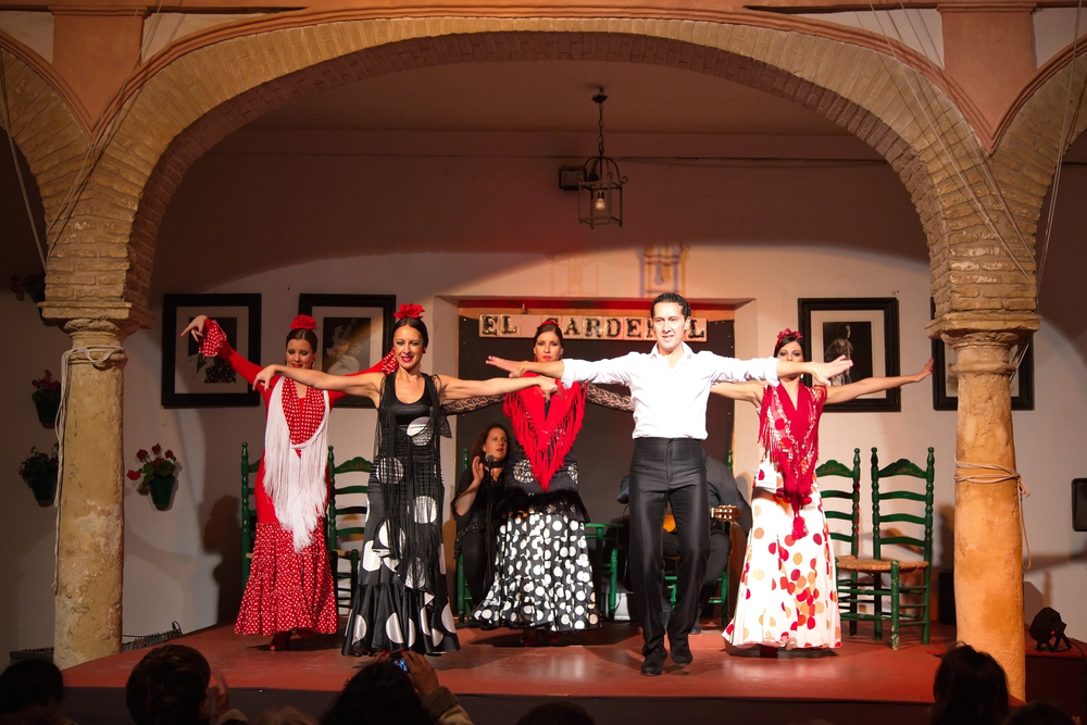 Flamenco-Tänzerinnen und Tänzer auf der Bühne des Tablao El Cárdenal, Córdoba.