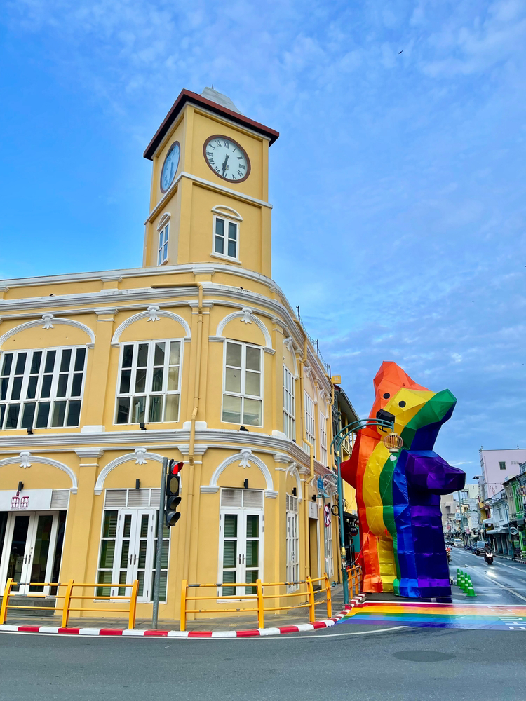 Regenbogenfarbener Bär zur Phuket Gay Pride.