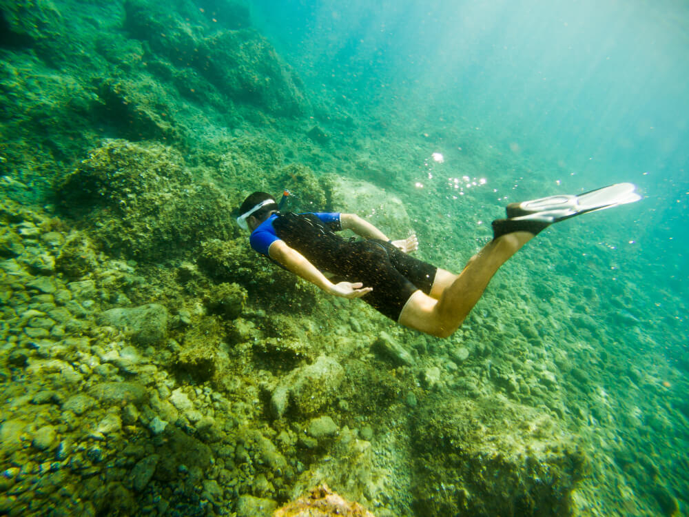 Schnorchler über felsigem Meeresgrund bei Gran Canaria.
