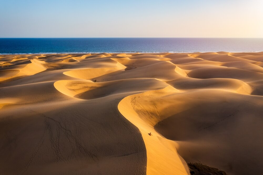 Gran Canaria schönste Strände: Maspalmomas mit goldenen Dünen und tiefblauem Meer.