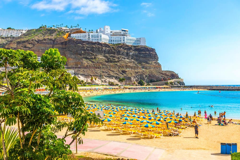 Sonnenschirme und Liegen am Familienstrand Playa de Amadores auf Gran Canaria.
