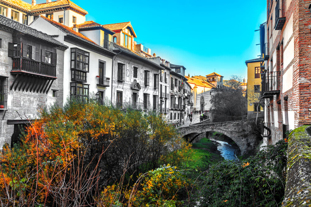 Granada Sehenswürdigkeiten: Häuserfassaden entlang der Carrera del Darro.