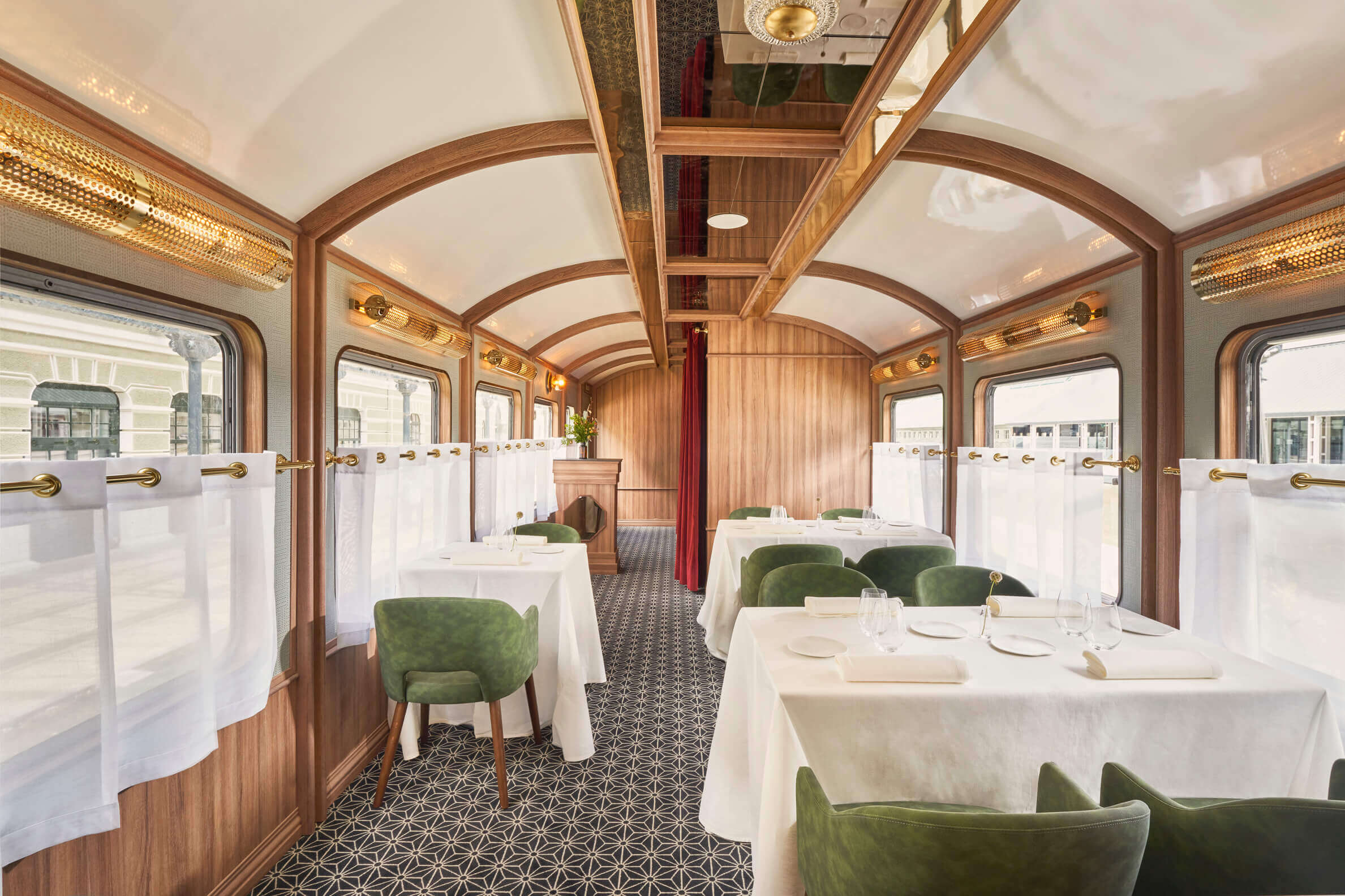 Ubicado en un antiguo vagón rehabilitado siguiendo la estética de los vagones restaurantes que atravesaban Europa en los años 20, Canfranc Express es el proyecto gastronómico más ambicioso de Canfranc Estación, a Royal Hideaway Hotel. Su principal objetivo es recuperar el legado culinario aragonés y despertar la emoción a través de sabores y productos típicos de la región mediante técnicas de vanguardia, preservando en todo momento la esencia de la mejor cocina local. Un viaje gastronómico exclusivo para solo 12 comensales que habla de la historia de la Estación Internacional de Canfranc, como punto de partida, pero que llevará al viajero a una experiencia hacia nuevos destinos.