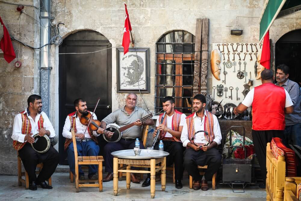 Türkische Musiker mit verschiedenen Musikinstrumenten.