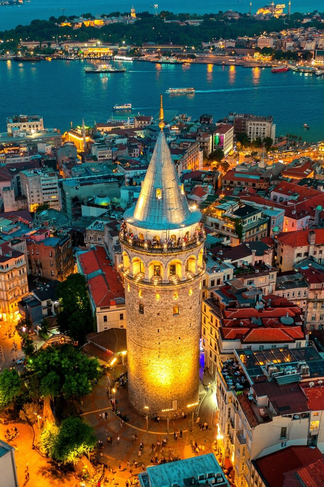 Beleuchteter Galataturm in Istanbul in der Dämmerung aus der Vogelperspektive.