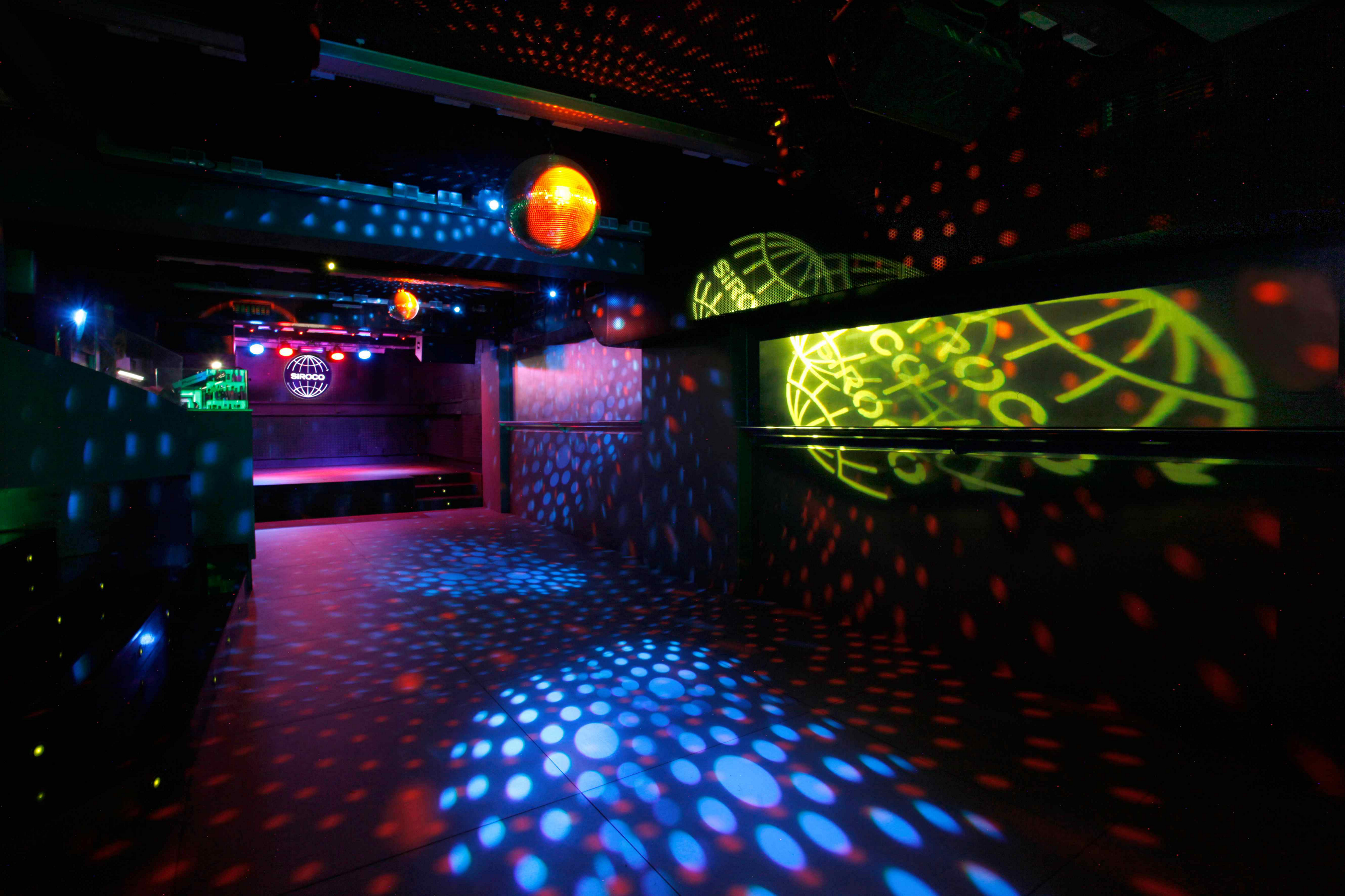 Siroco: A dark empty nightclub filled with multicoloured lights