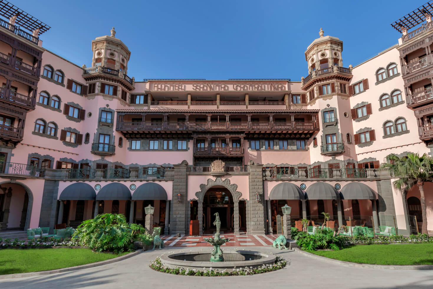 Luxury holidays Gran Canaria: the pink and white facade of the Santa Catalina hotel