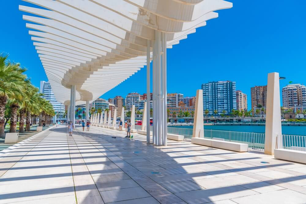 Promenade am Hafen von Málaga im Sonnenschein.