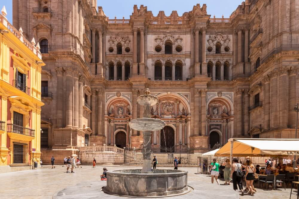 Málaga Sehenswürdigkeiten: Frontfassade der Kathedrale vom Plaza del Obispo aus gesehen.