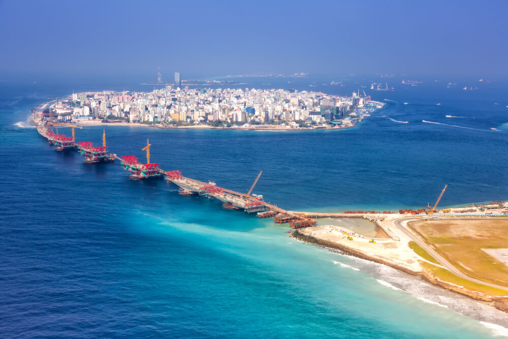 Die Hauptstadt der Malediven, Malé, aus einiger Entfernung betrachtet.