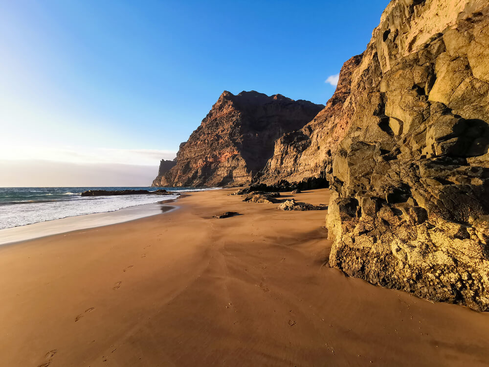Steilküste mit schwarzem Strand auf Gran Canaria.