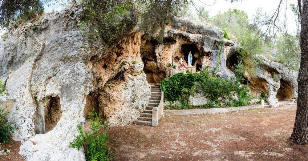 Ein schönes Ausflugsziel auf Menorca mit Kindern: die Cova des Coloms.