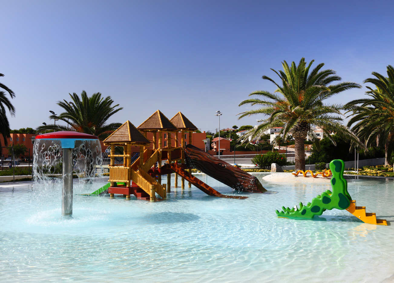 Wasserrutschen und flacher Pool im Occidental Menorca, einem schönen Kinderhotel auf Menorca.