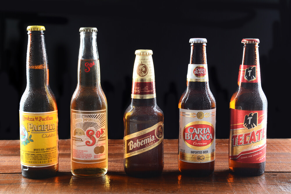 Mexikanisches Bier: fünf Flaschen von bekannten Biermarken.