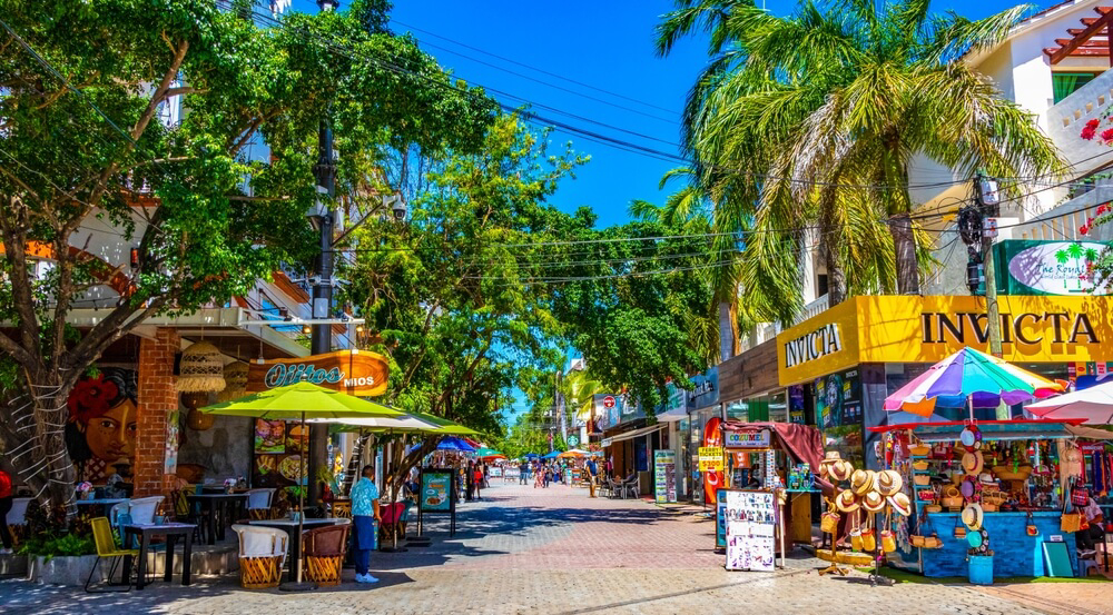 Quinta Avenida in Playa del Carmen mit Terrassen und Bars. 