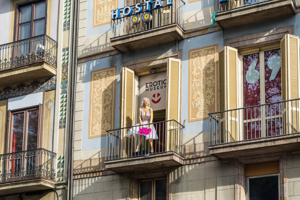 Fassade mit Balkon des Erotik-Museums von Barcelona.