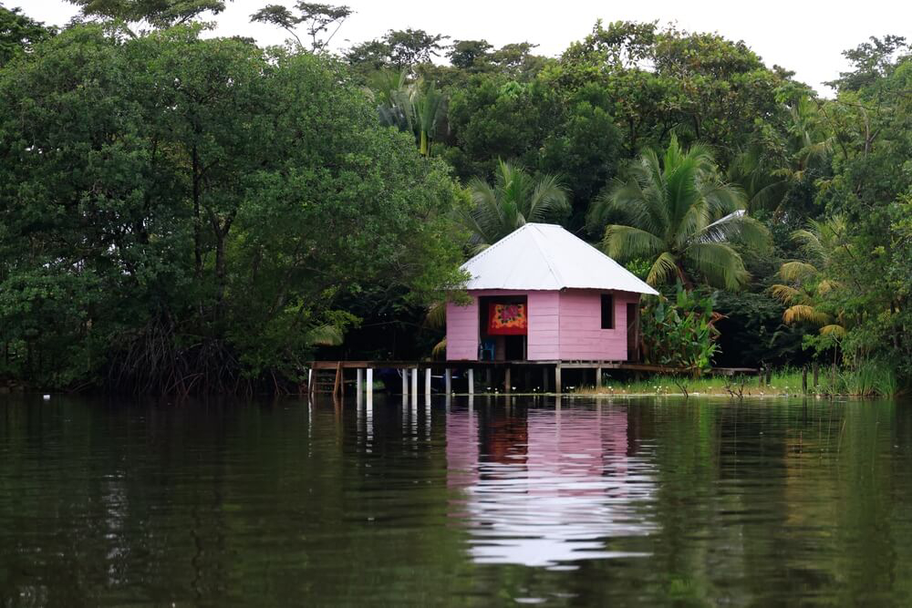 Reise nach Guatemala: kleine Hütte im Urwald im Nationalpark Río Dulce.