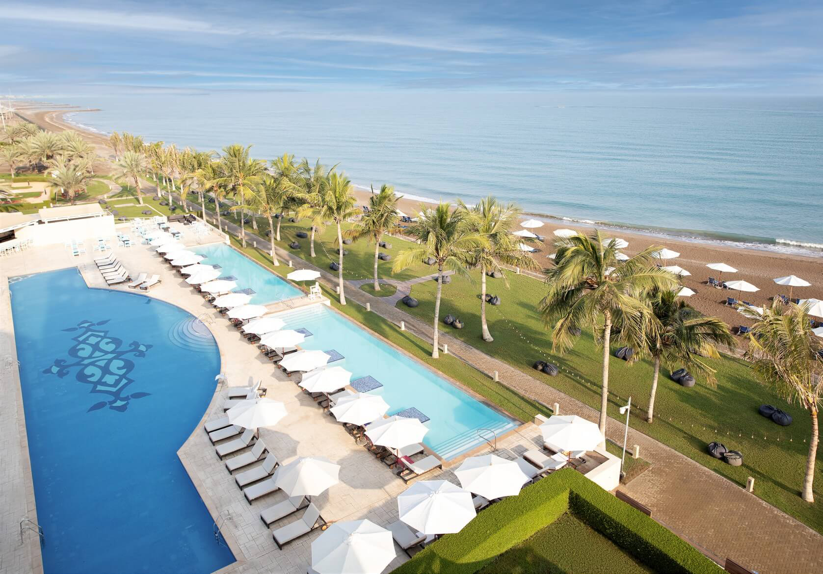 Poolanlagen an einem Strand in Oman.