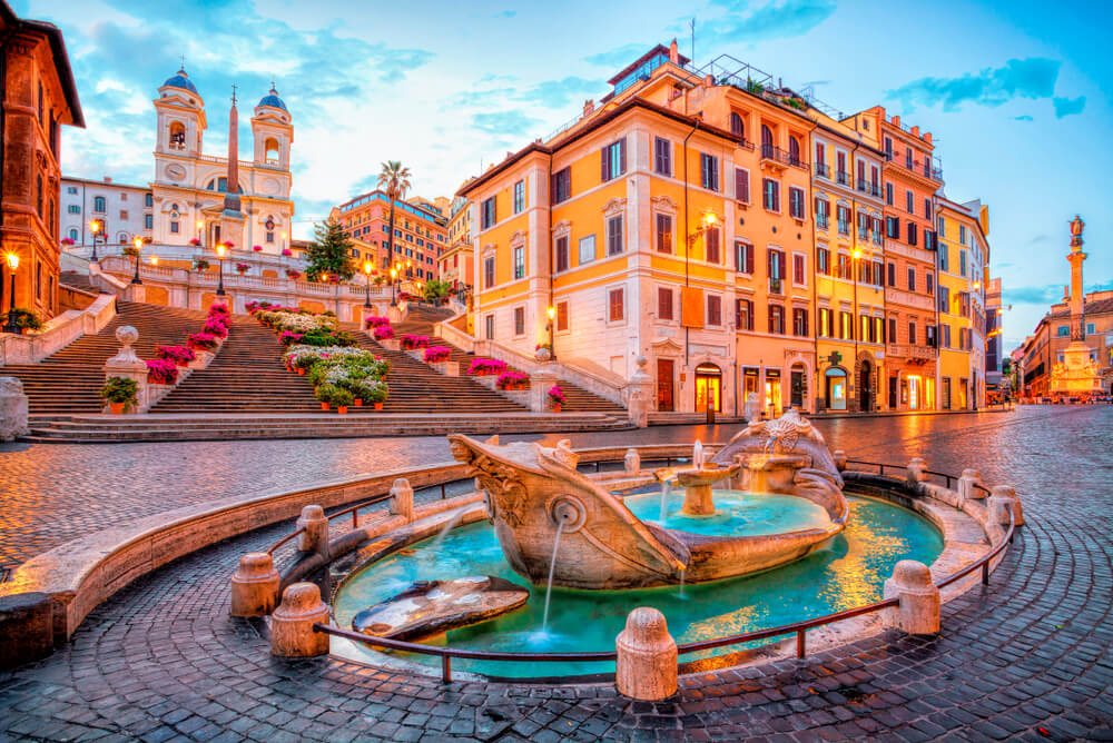 Die Treppe über dem Piazza di Spagna in Rom in der Dämmerung.