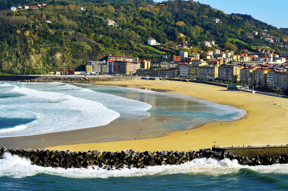 Der Strand von Zurriola in San Sebastián, Baskenland.