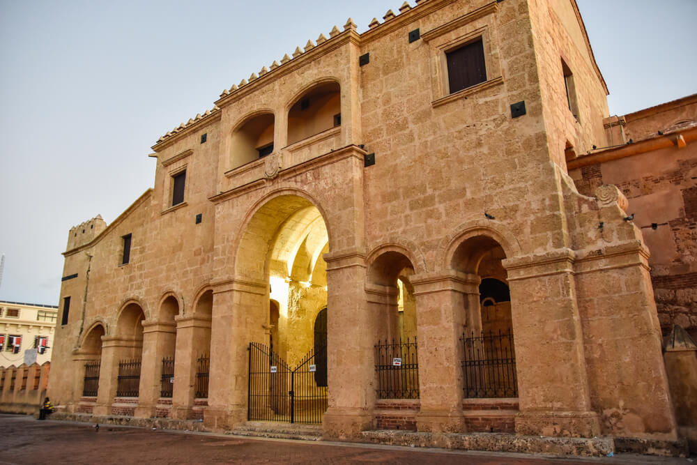 Santo Domingo Sehenswürdigkeiten: Fassade der Kathedrale.