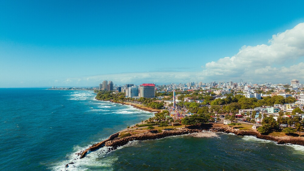 Santo Domingo: die Hauptstadt der Dominikanischen Republik vom Wasser aus gesehen.