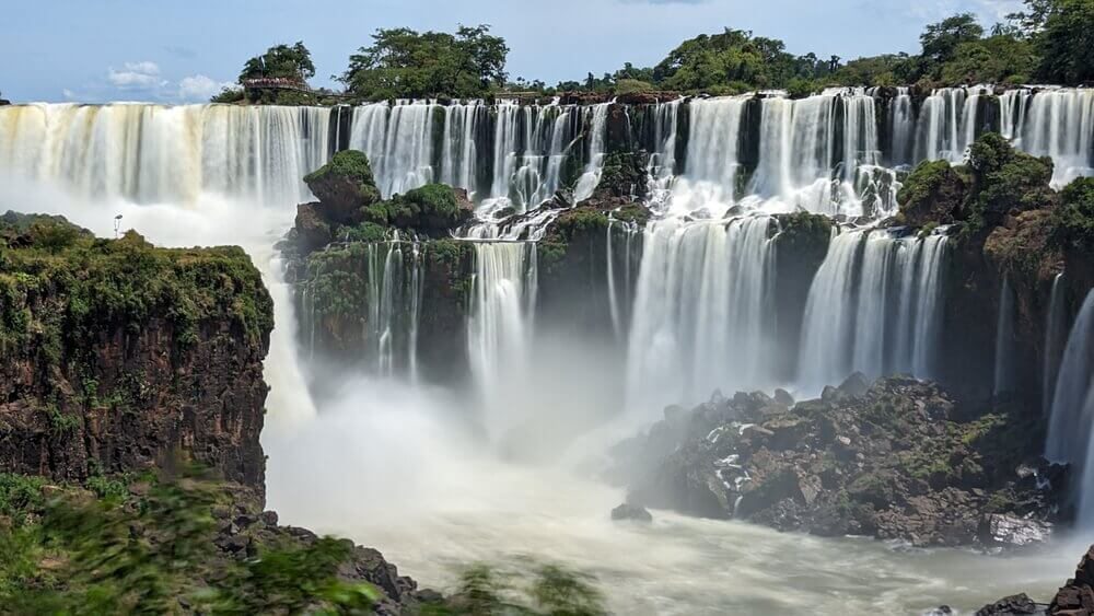 Schöne Wasserfälle weltweit: die Iguazú-Fälle zwischen Brasilien und Argentinien.