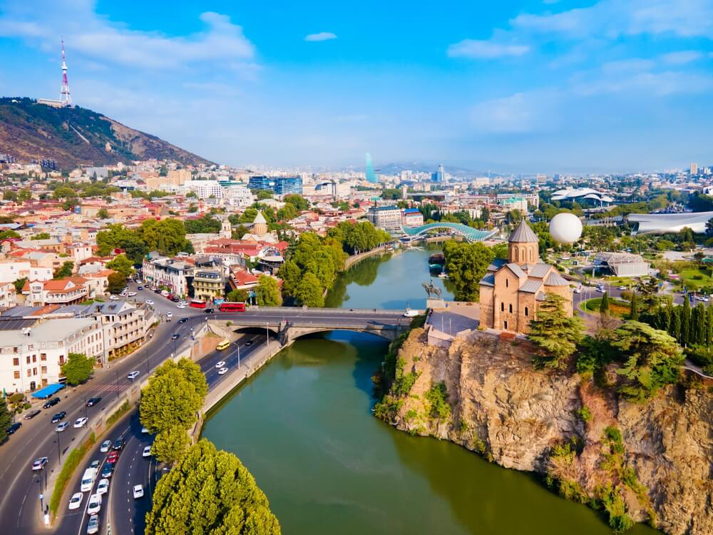 Luftaufnahme der Mtkwai in Tiflis.