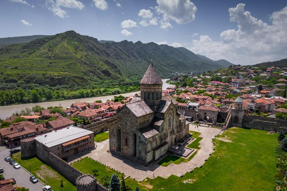 Die Stadt Mzcheta an der Kura in Georgien.