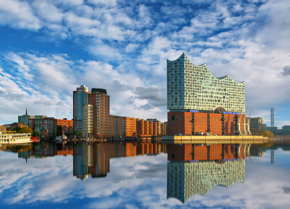 Blick vom südlichen Elbufer auf die Elbphilharmonie in Hamburg.