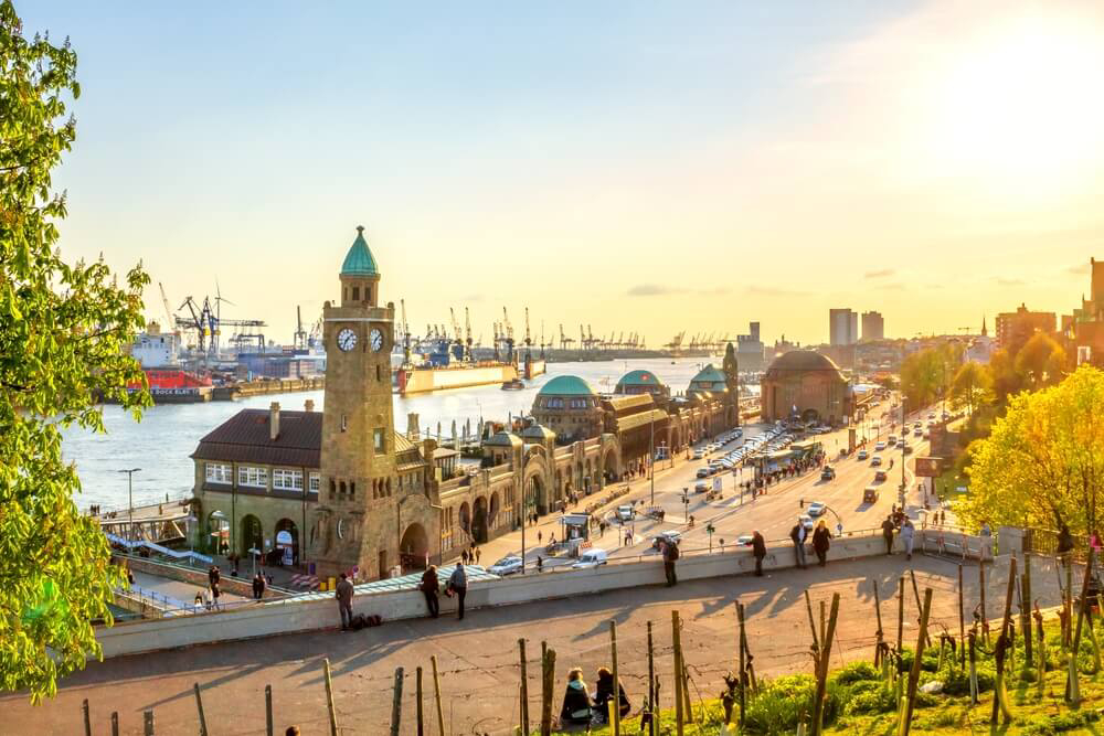 Sehenswürdigkeiten in Hamburg: St Pauli Landungsbrücken am Hamburger Hafen.