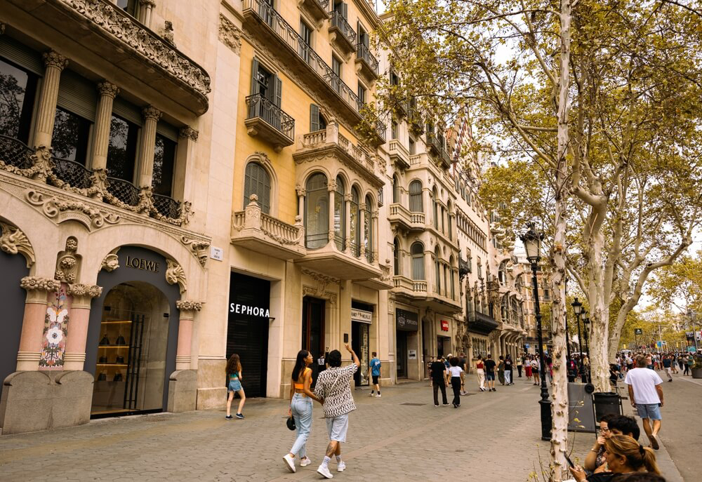 Shoppingtrip: schöne Gebäude und Geschäfte am Passeig de Gràcia in Barcelona.