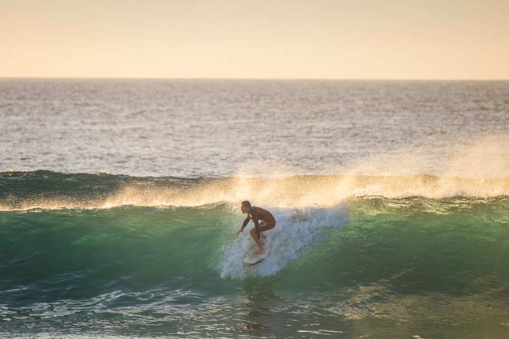 Surfer auf einer Welle.