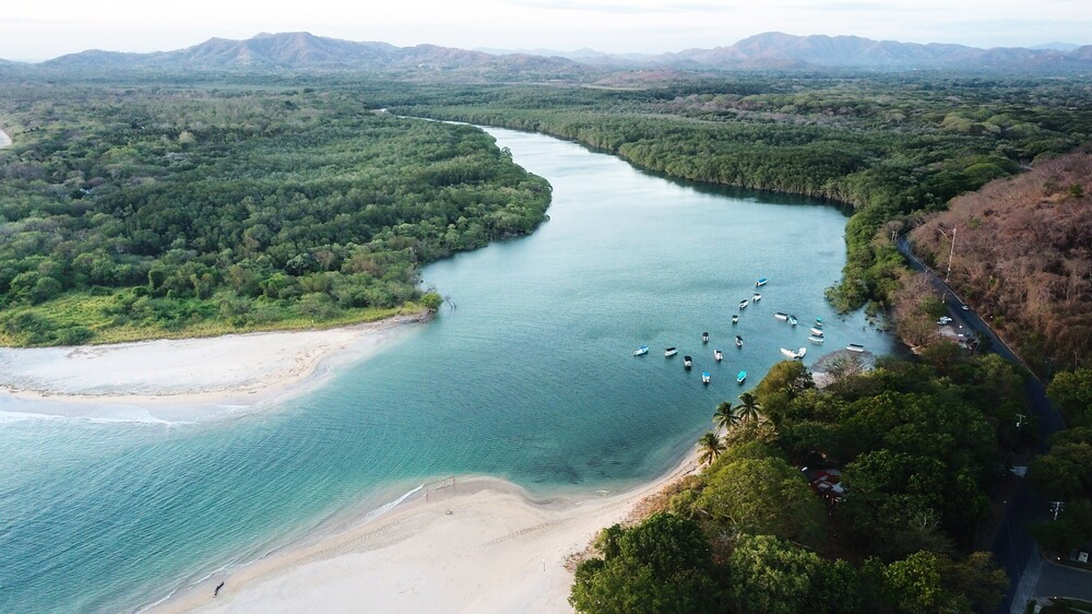 Luftaufnahme der Flussmündung am Strand von Tamarindo, Costa Rica. 