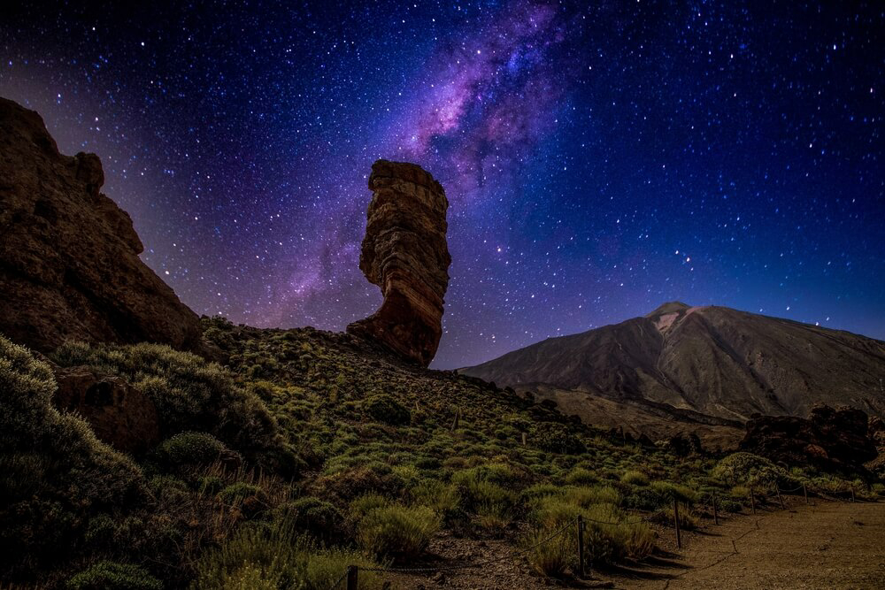 Nächtlicher Sternenhimmel über den Roques de García auf Teneriffa.