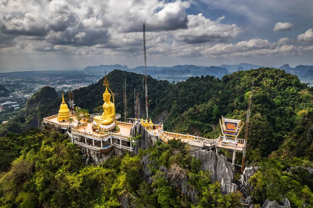 Einer der schönsten Tempel in Thailand aus der Luft gesehen: Wat Tham Suea mit goldenem Buddha.