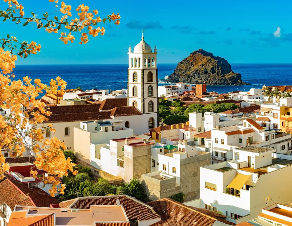 Die Altstadt von Garachico auf Teneriffa mit ihrem Felsen im Wasser im Hintergrund.