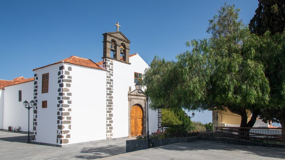 Alte Kirche und Baum im schönen Dorf Vilaflor de Chasna auf Teneriffa.