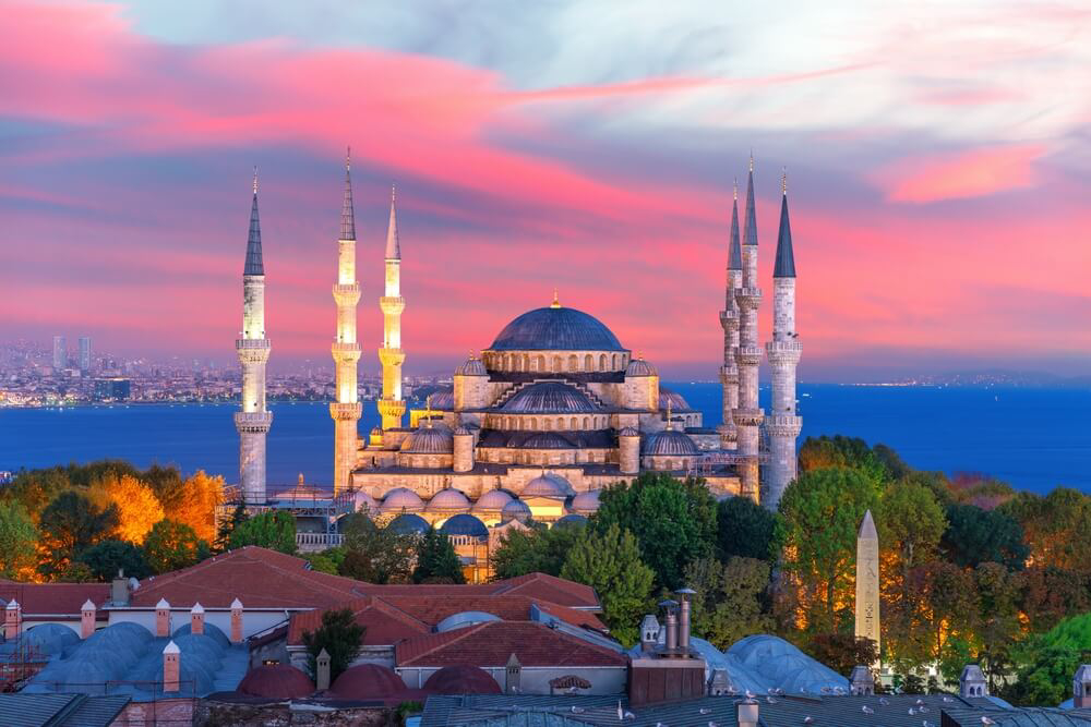 Türkei Sehenswürdigkeiten: die Blaue Moschee in Istanbul aus der Ferne in der Dämmerung.