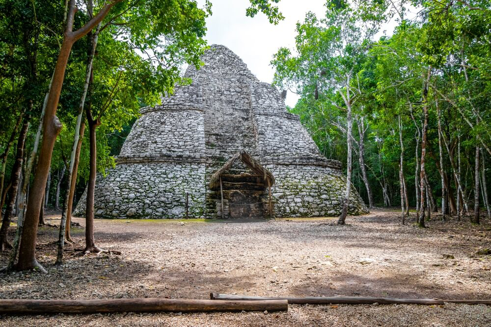 Maya-Ruinen in der archäologischen Stätte von Cobá, Mexiko.