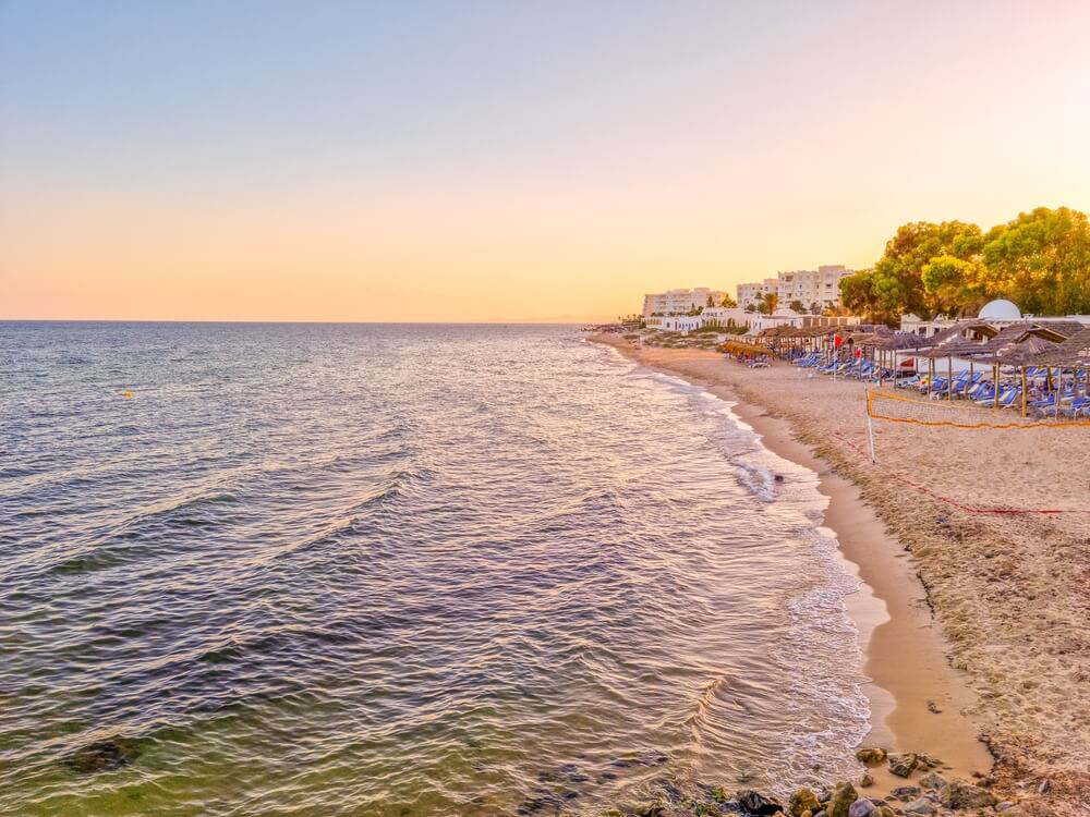 Ein Teil des Strandes von Hammamet in Tunesien in der Dämmerung.