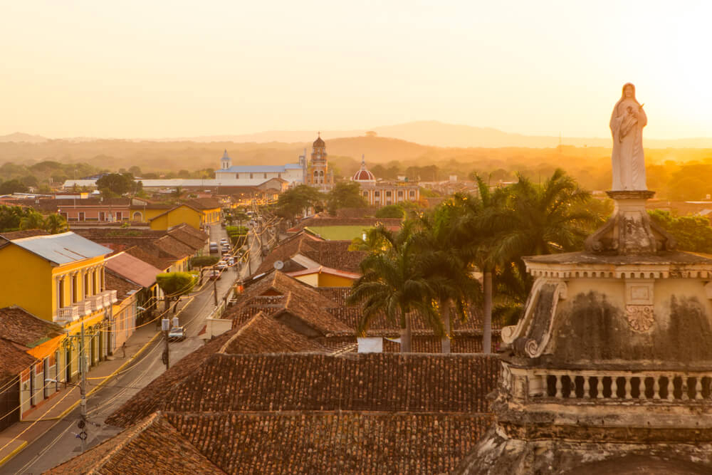 Nicaragua Sehenswürdigkeiten: die Kolonialstadt Granada im Glanz der Abenddämmerung.
