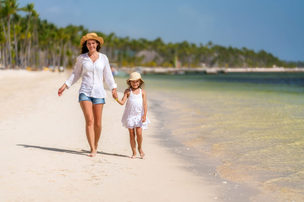 Reiseziele für Familien: Mutter und Tochter am Bávaro Beach in Punta Cana, Dom Rep.