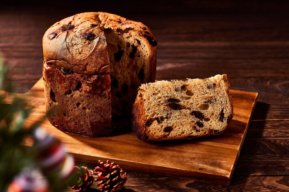 Italienisches Weihnachtsgebäck: Panettone auf einem Schneidebrett.