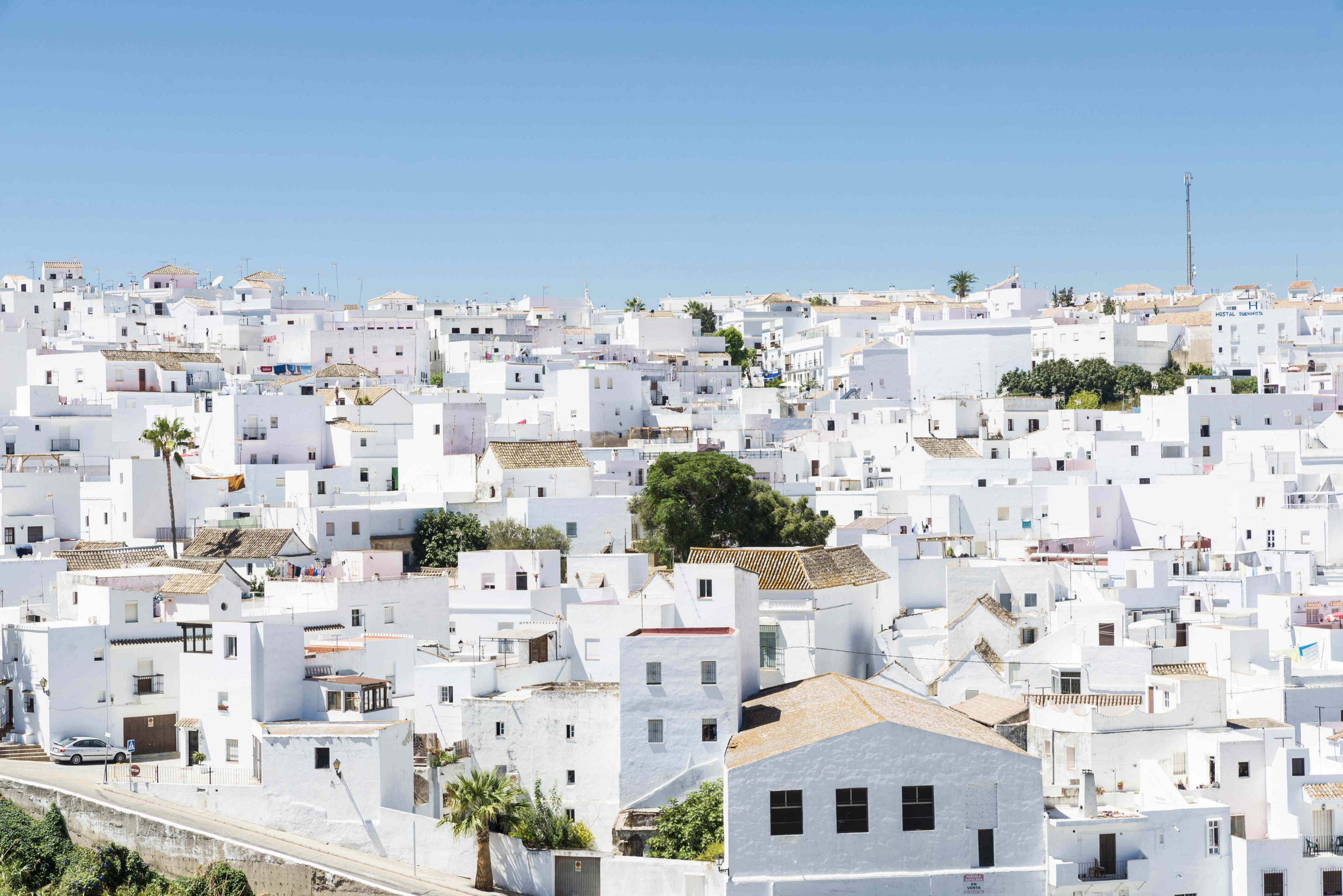 Weiße Dörfer Andalusien: Ortskern mit schneeweißen Häusern.