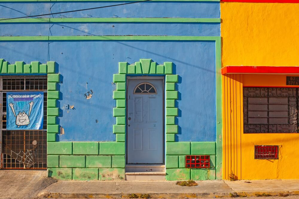 Bunt bemalte Fassaden in Mérida, der Hauptstadt des Bundesstaates Yucatán in Mexiko.